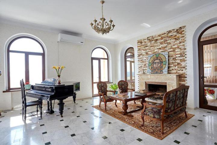 The Hilltop Skyline Hotel Tbilisi ภายนอก รูปภาพ