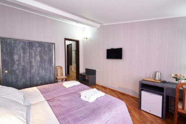 The Hilltop Skyline Hotel Tbilisi ภายนอก รูปภาพ